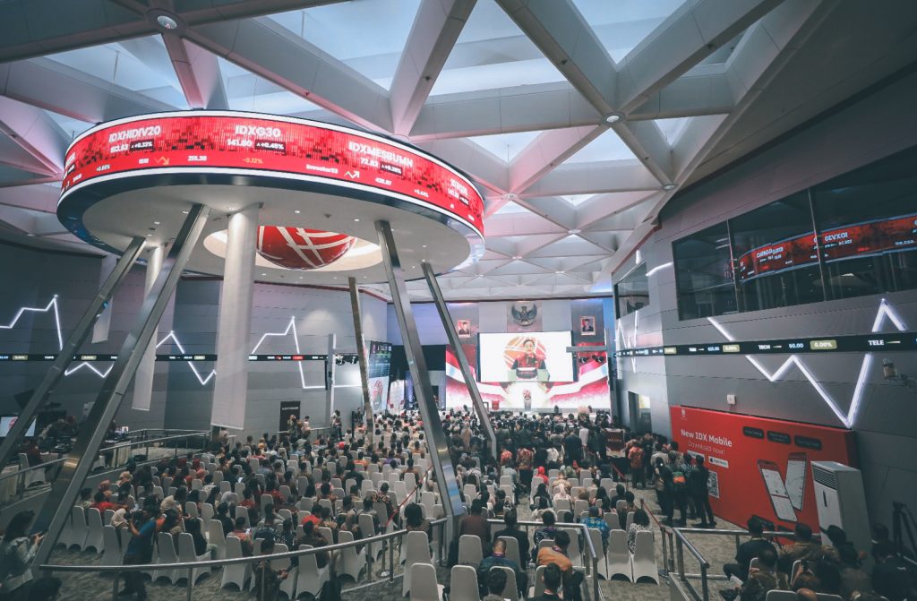 Grafik pergerakan IHSG yang naik tajam ke level 7.207 dengan latar belakang berita gencatan senjata geopolitik.