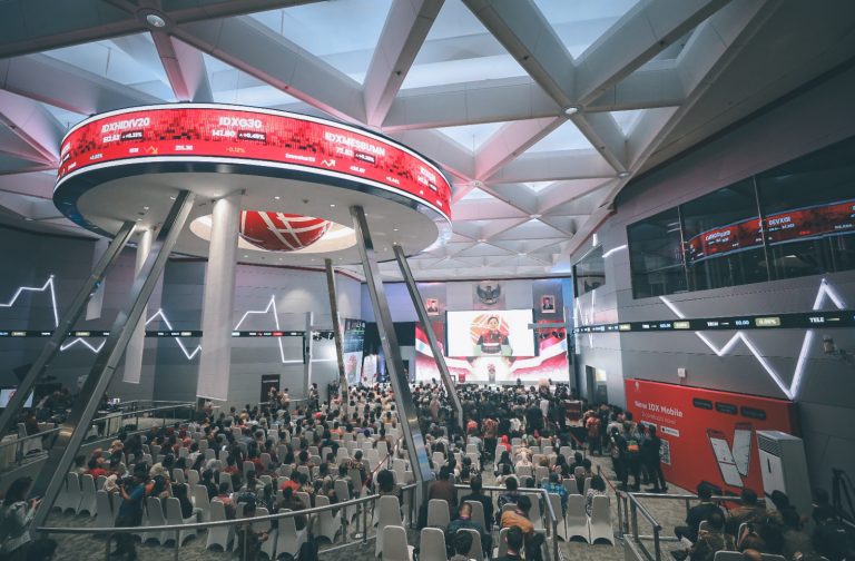 Grafik pergerakan IHSG yang naik tajam ke level 7.207 dengan latar belakang berita gencatan senjata geopolitik.