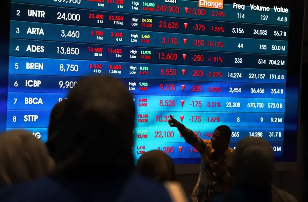 Pengumuman resmi BEI delisting 18 saham pada November 2026 untuk perlindungan investor publik.