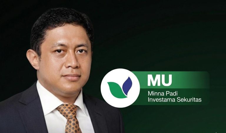Analis keuangan sedang mengevaluasi rumor harga Rp50 pada rencana rights issue saham PADI di layar monitor