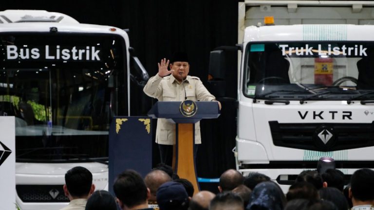 Presiden Prabowo Subianto meninjau fasilitas perakitan di pabrik kendaraan listrik VKTR di Magelang, Jawa Tengah.