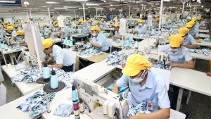 Ilustrasi fluktuasi harga bahan baku tekstil dan dampak konflik geopolitik Timur Tengah pada industri manufaktur.